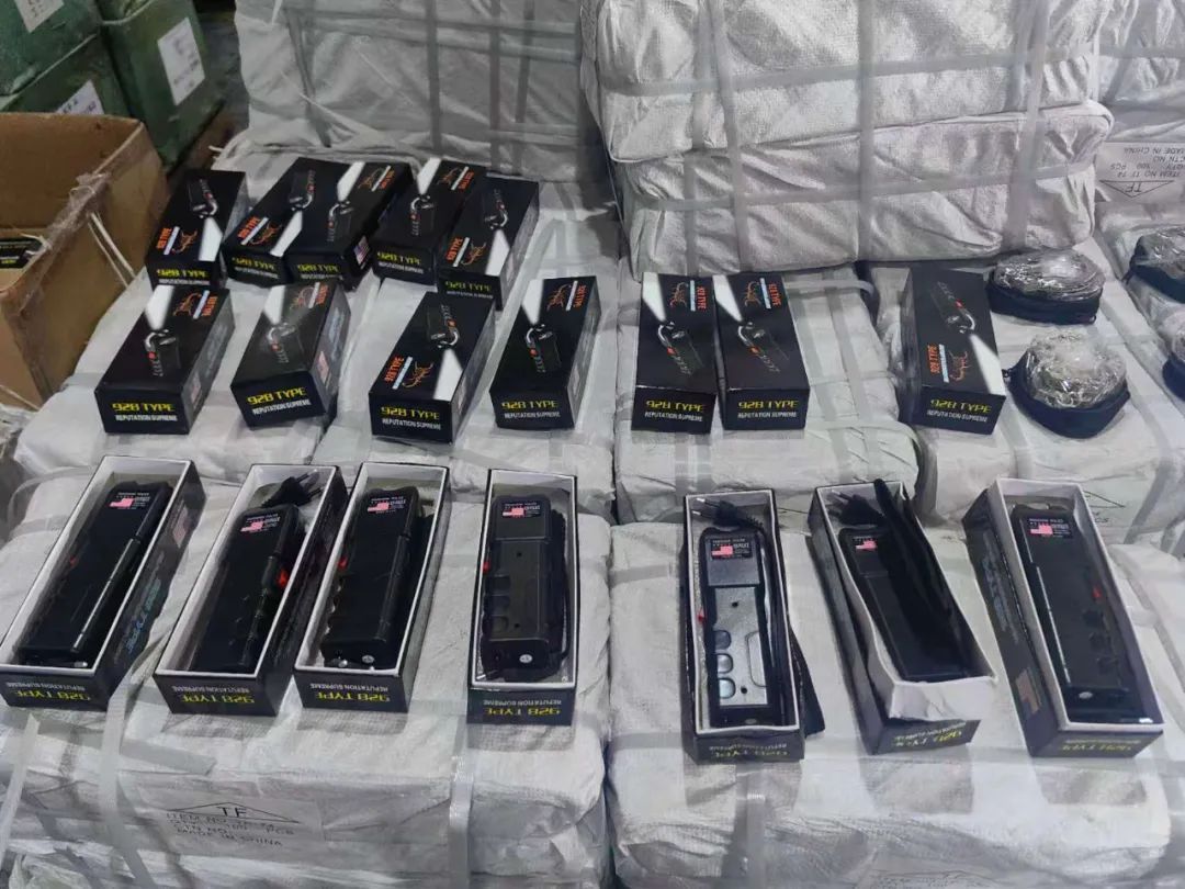 海关查获5000个手铐、2990个防身手电，均为警用品！