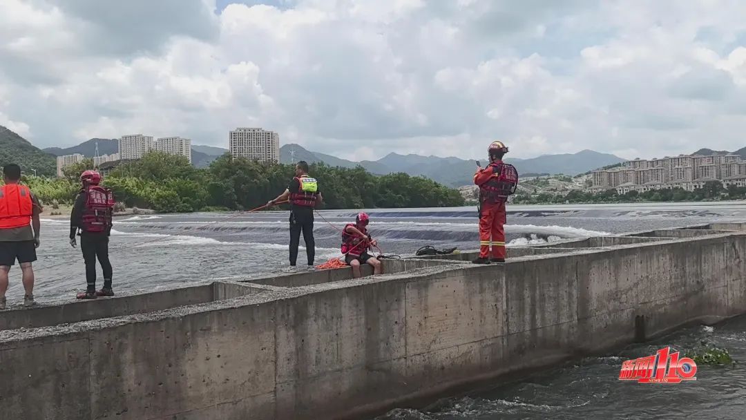惊险!福州一男子被困江中,“好几次我整个人都被完全淹没” 惊险!福州一男子被困江中,“好几次我整个人都被完全淹没”