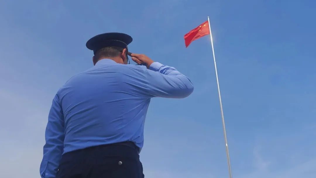 背对镜头,瞬间泪崩! 背对镜头,瞬间泪崩!