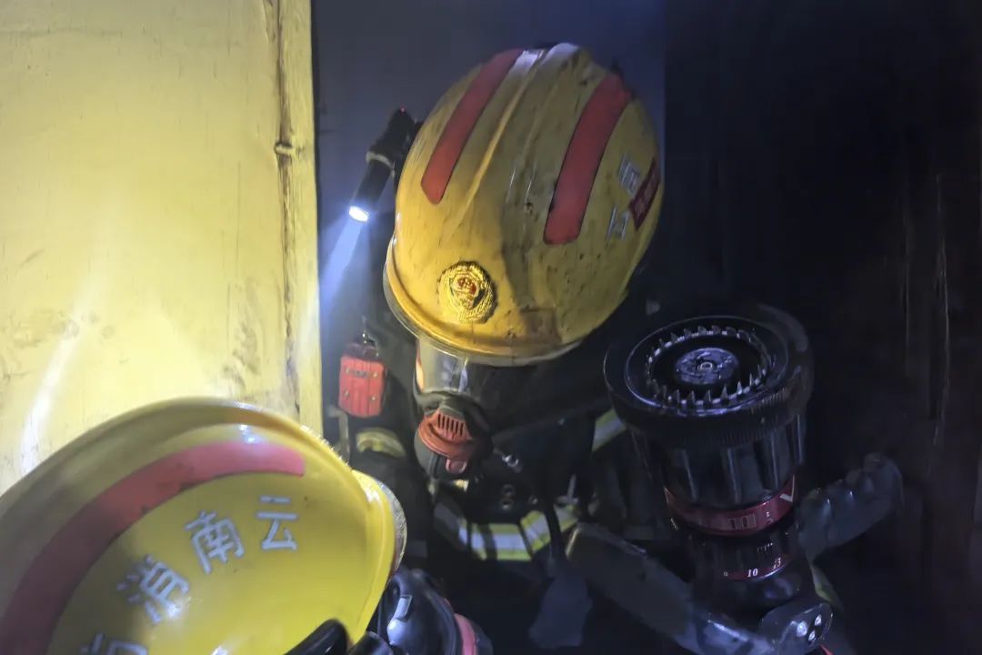 七旬老人凌晨加热鸡食,“回笼觉”醒来被大火围困 七旬老人凌晨加热鸡食,“回笼觉”醒来被大火围困