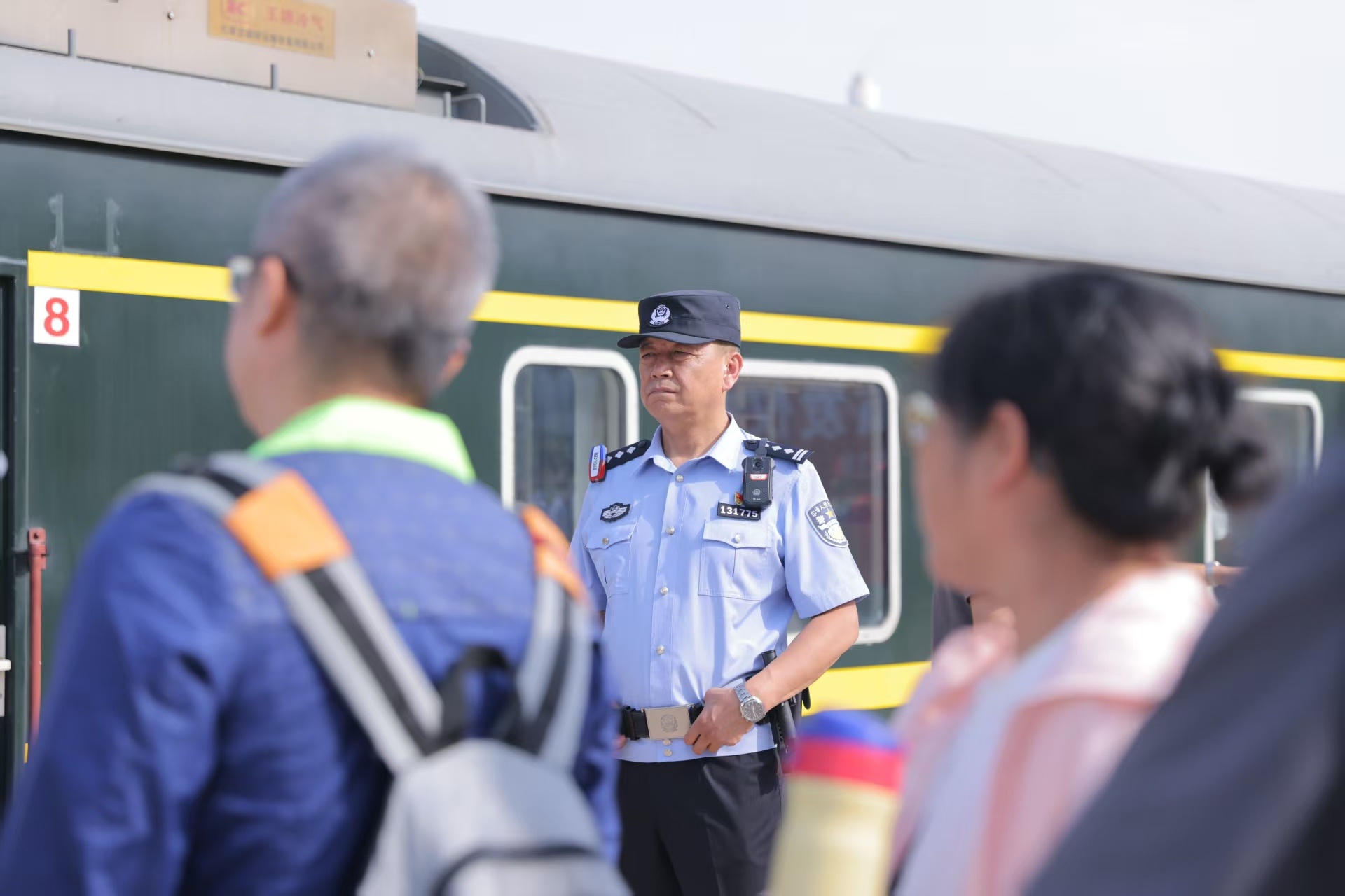 格库铁路首开进出疆旅客列车 格库铁路首开进出疆旅客列车
