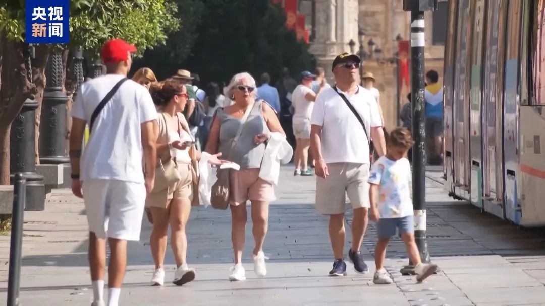 欧洲多地热浪持续,埃菲尔铁塔因高温暂停开放顶部区域,地中海海洋温度创纪录 欧洲多地热浪持续,埃菲尔铁塔因高温暂停开放顶部区域,地中海海洋温度创纪录
