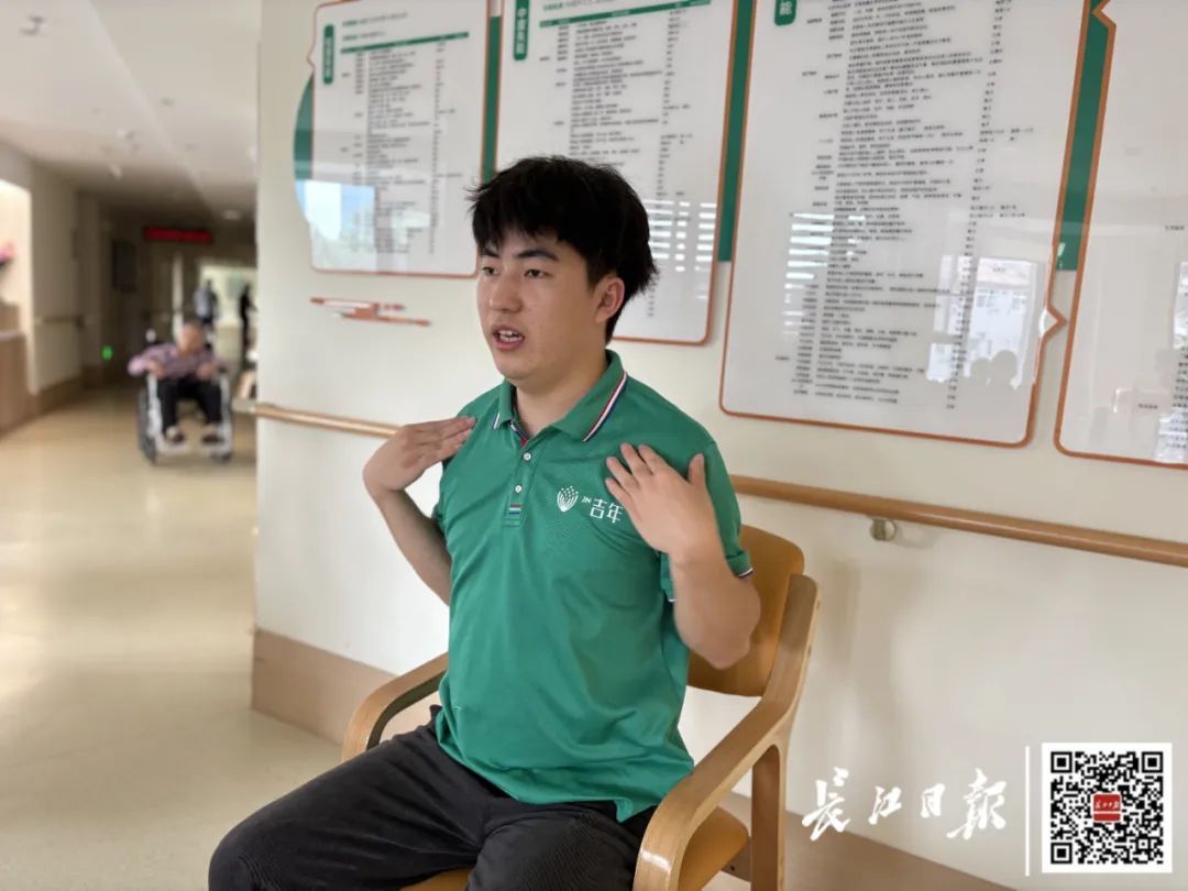 “00后”男生高校毕业,入职养老院当护理员 “00后”男生高校毕业,入职养老院当护理员