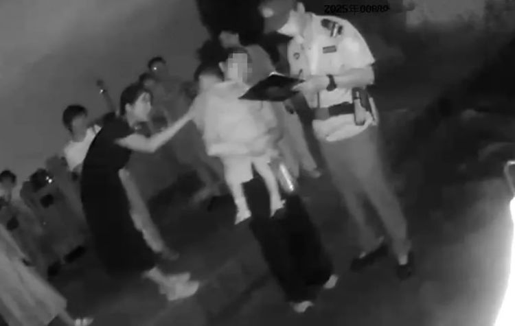 3岁萌娃迷路街头,妈妈急疯!两位“90后”出手了…… 3岁萌娃迷路街头,妈妈急疯!两位“90后”出手了……