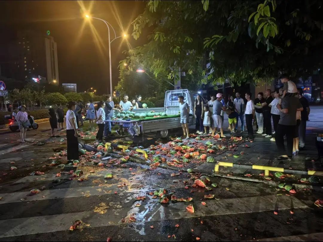 四川一醉汉“大闹瓜摊”!摔碎上千斤西瓜,辱骂民警,已被刑拘! 四川一醉汉“大闹瓜摊”!摔碎上千斤西瓜,辱骂民警,已被刑拘!