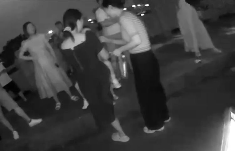 3岁萌娃迷路街头,妈妈急疯!两位“90后”出手了…… 3岁萌娃迷路街头,妈妈急疯!两位“90后”出手了……