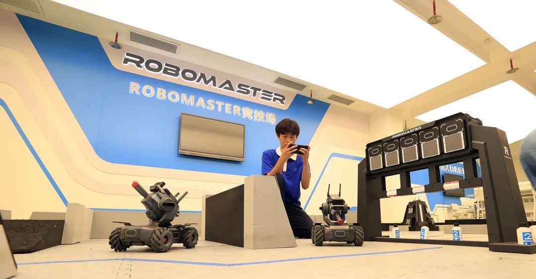 深圳这位穿校服的CEO,给母校捐了十万元 深圳这位穿校服的CEO,给母校捐了十万元