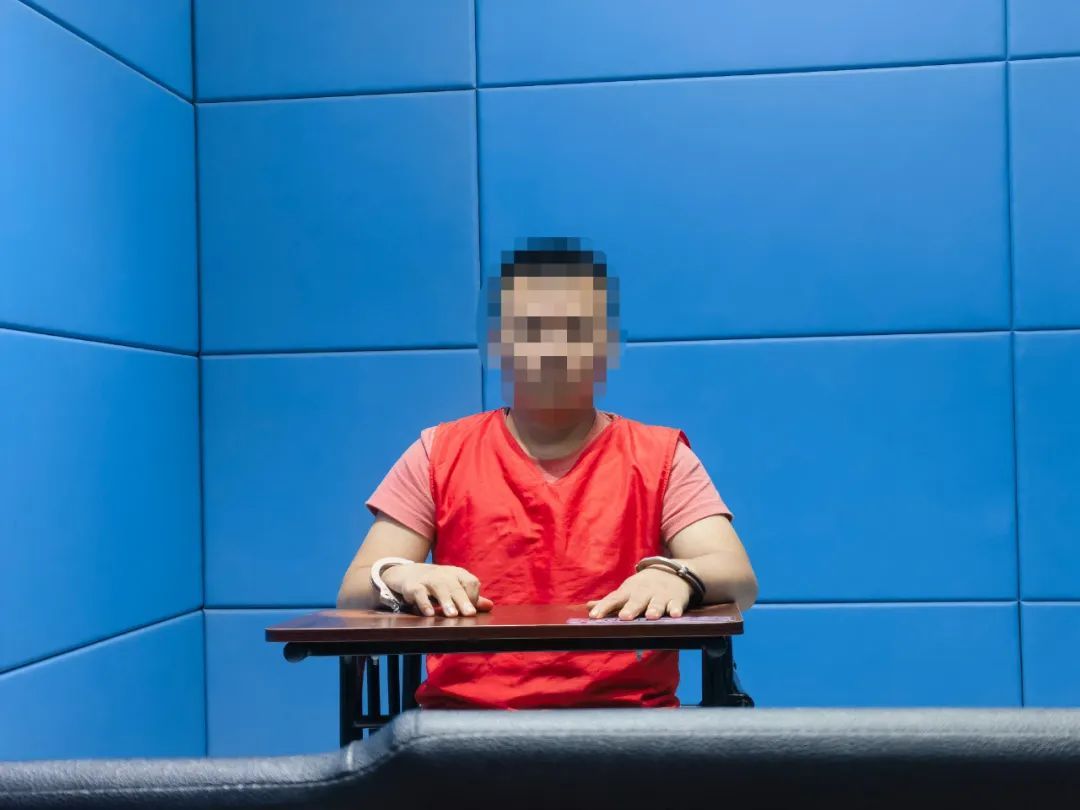杨某某（男，37岁），被警方采取刑事强制措施
