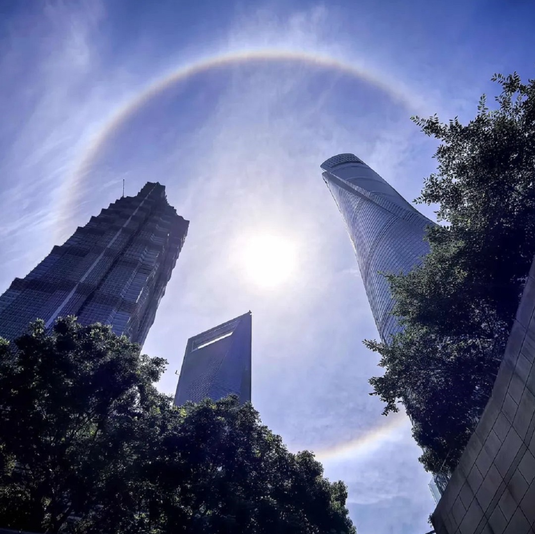 冲上热搜！突然在上海天空出现，大批市民抬头看，官方紧急提醒：直视有伤害