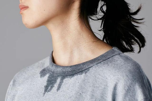 一动就出汗的人，是身体虚？可能得排查一下这4种病！