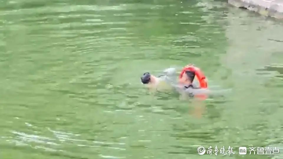 大明湖救人的黑衣小伙找到了! 大明湖救人的黑衣小伙找到了!