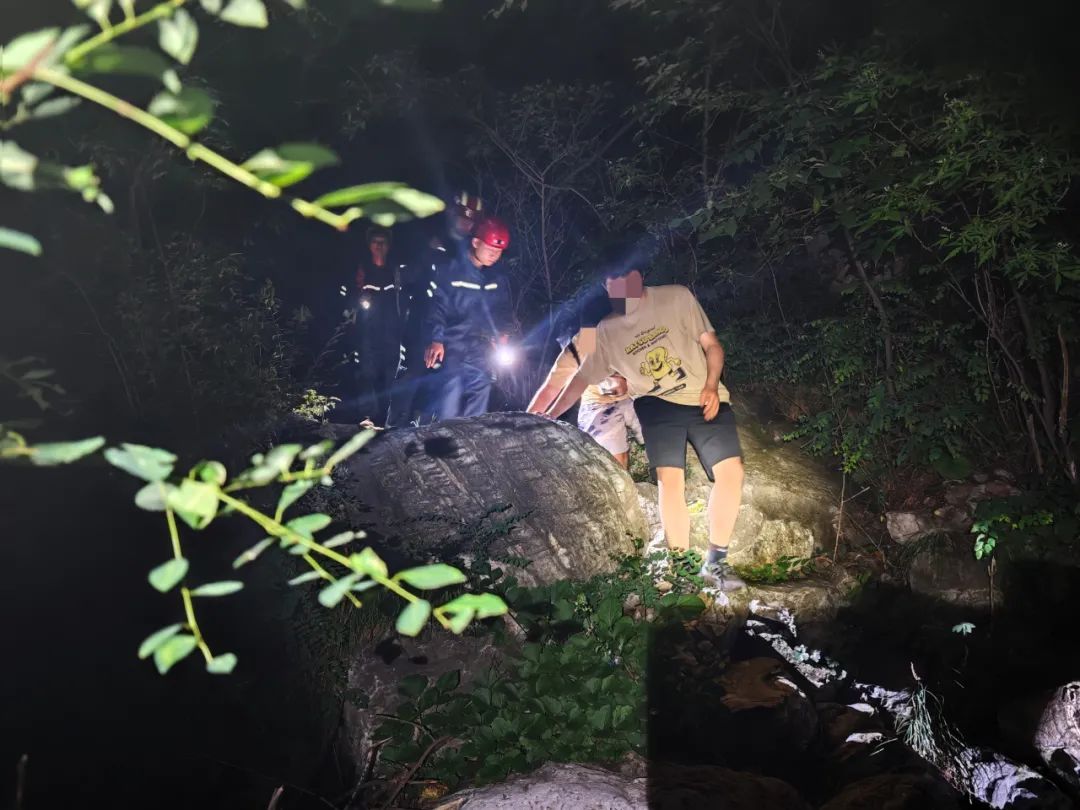 两名学生爬野长城体力不支,北京消防员护送下山 两名学生爬野长城体力不支,北京消防员护送下山