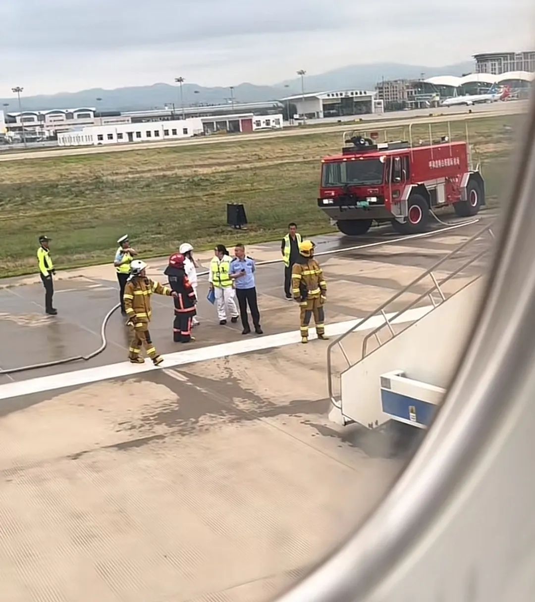 天津航空一飞机起飞时疑发出巨大声响,紧急刹停疏散乘客,呼和浩特机场:突发机械故障 天津航空一飞机起飞时疑发出巨大声响,紧急刹停疏散乘客,呼和浩特机场:突发机械故障