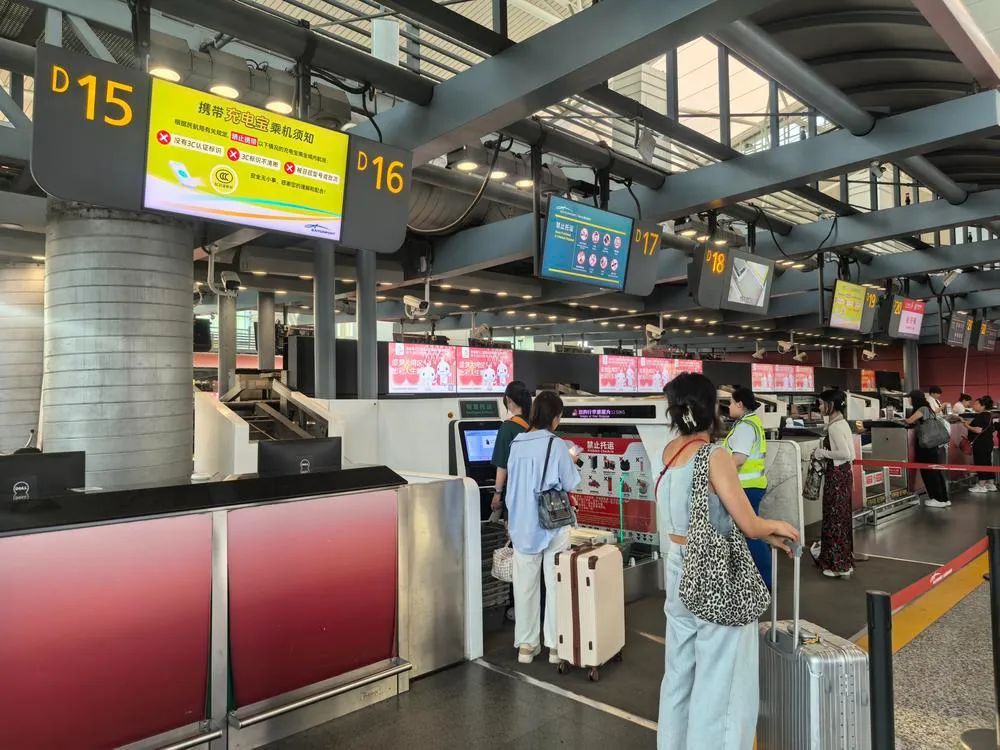 新规实施5天,广州白云机场不合规充电宝减少近六成,旅客自弃的这样处理→ 新规实施5天,广州白云机场不合规充电宝减少近六成,旅客自弃的这样处理→