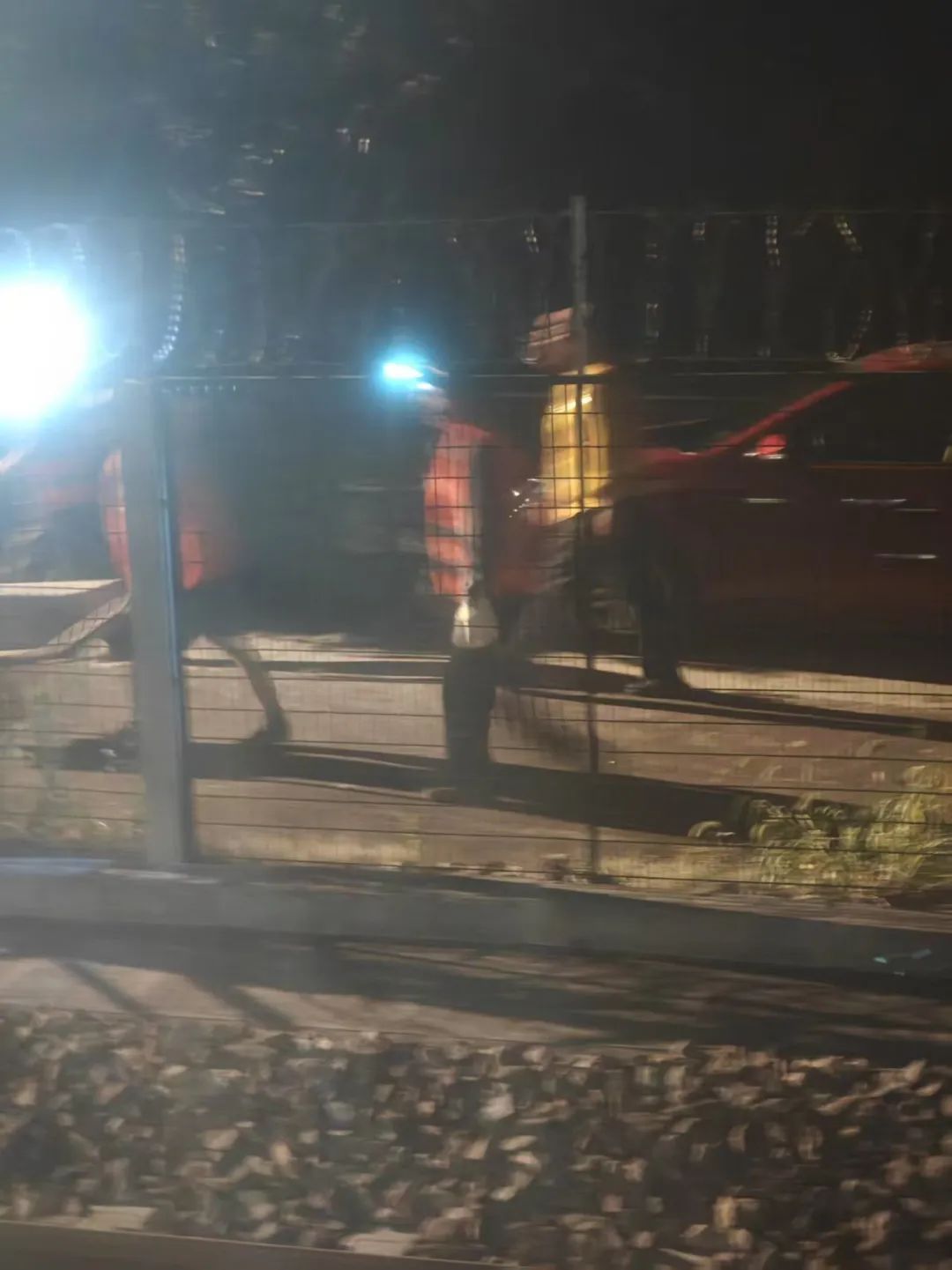 客运火车发生侧面冲突致脱线,铁路部门道歉 客运火车发生侧面冲突致脱线,铁路部门道歉