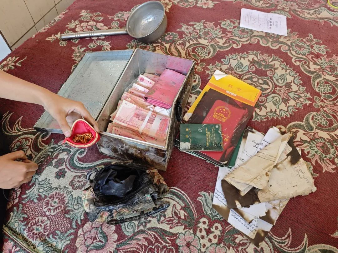 现金54w+、黄金30余克、房产证被埋火场!消防在滚烫废墟中找寻 现金54w+、黄金30余克、房产证被埋火场!消防在滚烫废墟中找寻