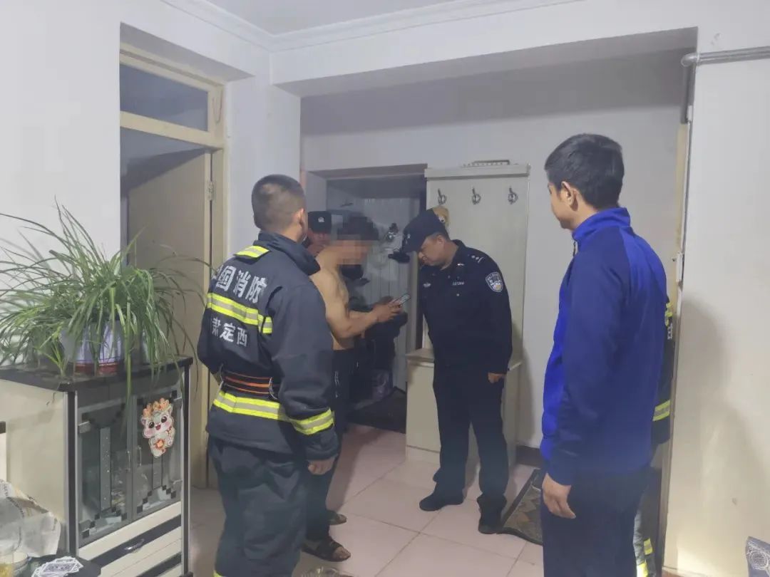 刚被消防救出,又被警察带走!50岁男子酒后“翻车”…… 刚被消防救出,又被警察带走!50岁男子酒后“翻车”……