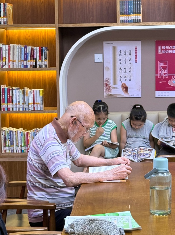 冲上热搜!南昌93岁老人每天都在孺子书房看书 冲上热搜!南昌93岁老人每天都在孺子书房看书