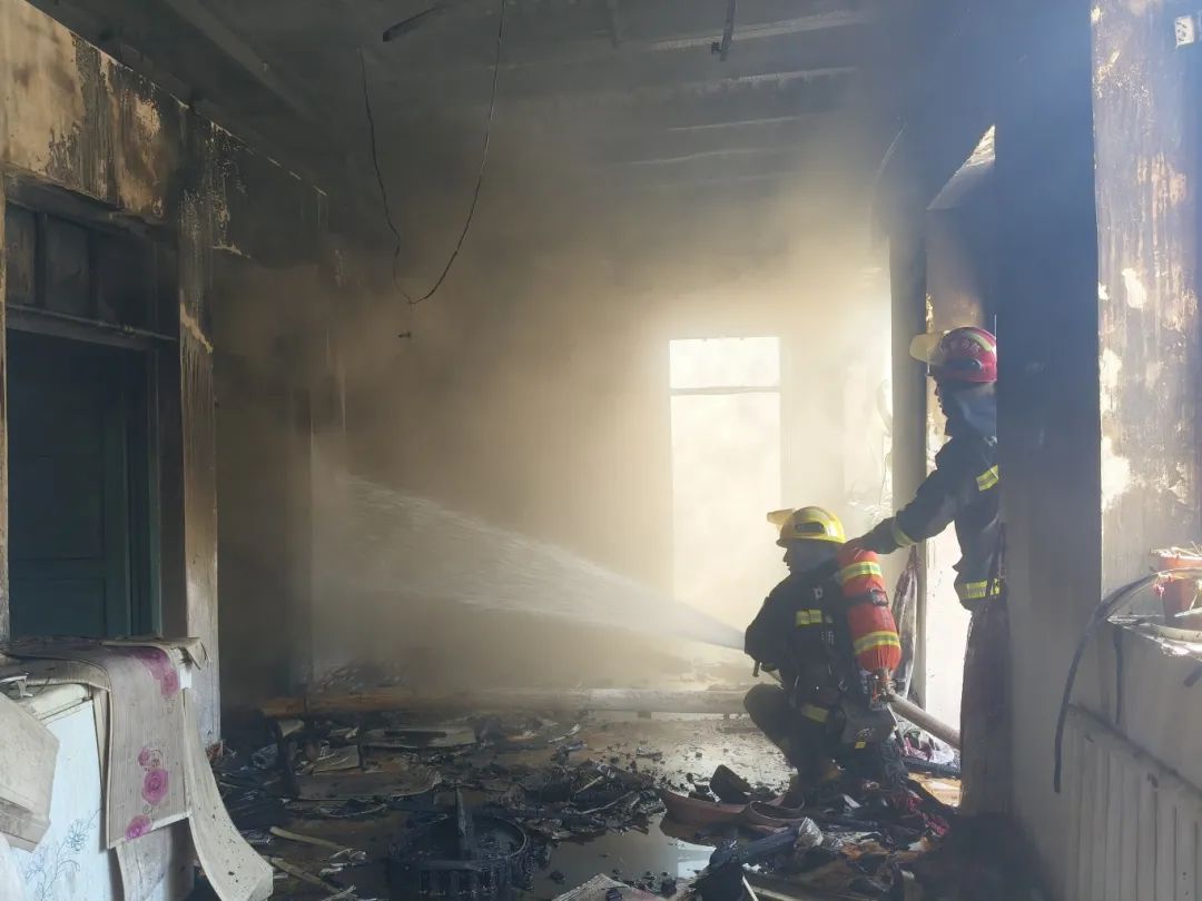 现金54w+、黄金30余克、房产证被埋火场!消防在滚烫废墟中找寻 现金54w+、黄金30余克、房产证被埋火场!消防在滚烫废墟中找寻