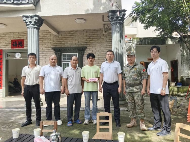 河中托起溺水学生,广东00后小伙救人后报名参军 河中托起溺水学生,广东00后小伙救人后报名参军