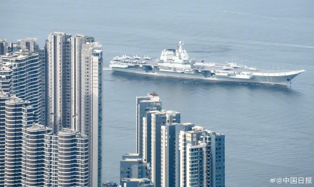 激动！香港市民一早登上观景台围观山东舰到港