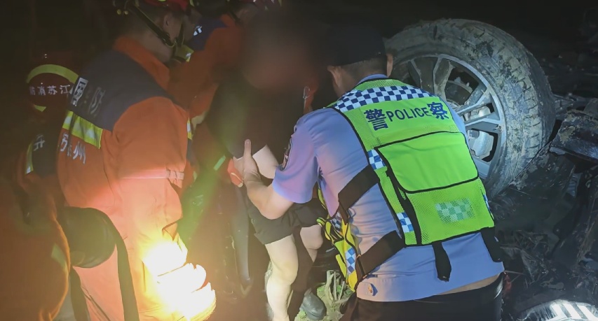 刚被消防救出,又被警察带走!50岁男子酒后“翻车”…… 刚被消防救出,又被警察带走!50岁男子酒后“翻车”……