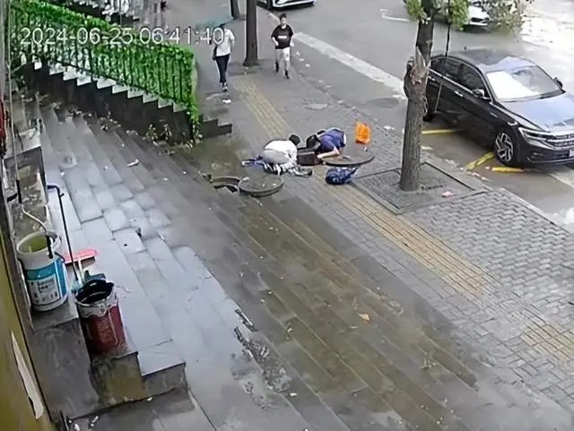 12岁男孩掉进小区窨井身亡,事发地距物业中心约5米…… 12岁男孩掉进小区窨井身亡,事发地距物业中心约5米……