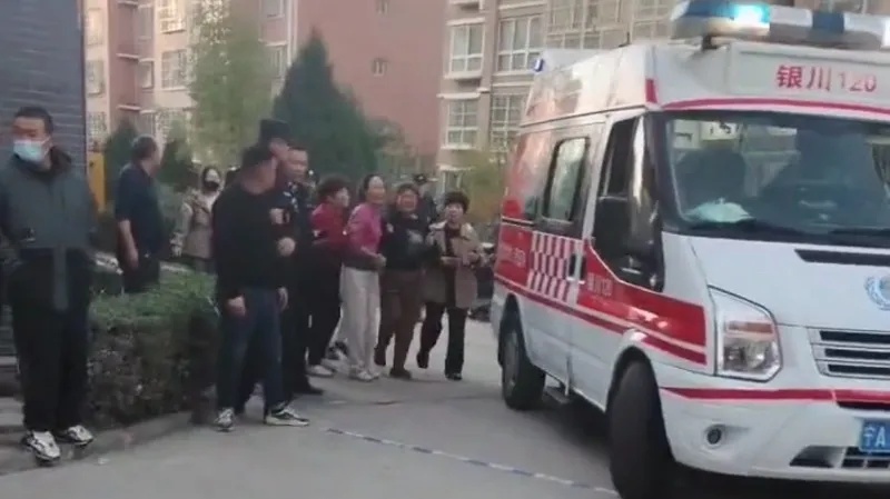 12岁男孩掉进小区窨井身亡,事发地距物业中心约5米…… 12岁男孩掉进小区窨井身亡,事发地距物业中心约5米……