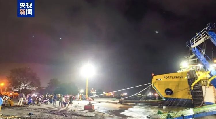 已有4人成功逃生!印尼一艘载有65人的船只在巴厘海峡沉没 已有4人成功逃生!印尼一艘载有65人的船只在巴厘海峡沉没