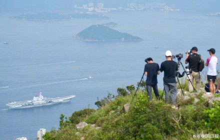 激动！香港市民一早登上观景台围观山东舰到港
