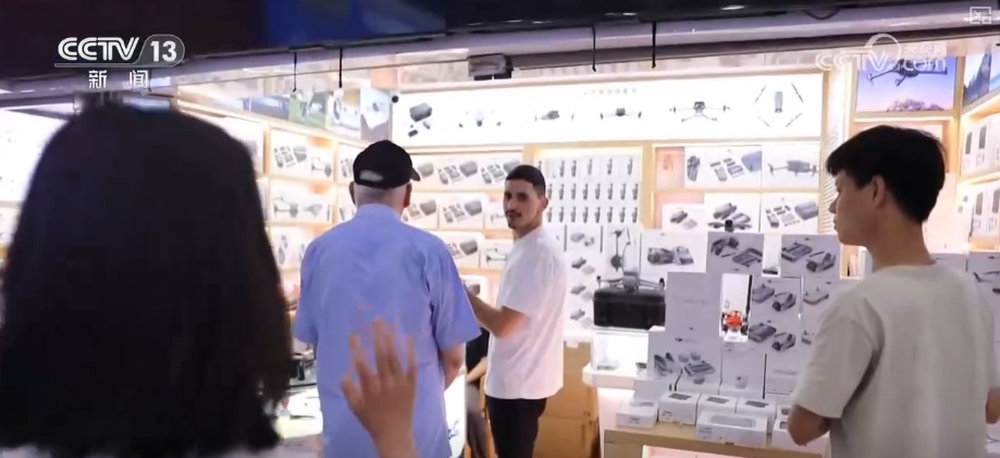 “设备+软件+内容”解锁新“视”界 中国智造脱颖而出“圈粉”海外消费者 “设备+软件+内容”解锁新“视”界 中国智造脱颖而出“圈粉”海外消费者