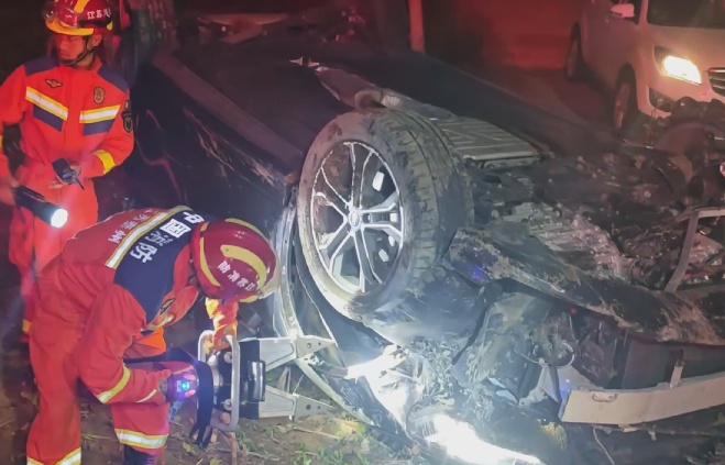 刚被消防救出,又被警察带走!50岁男子酒后“翻车”…… 刚被消防救出,又被警察带走!50岁男子酒后“翻车”……