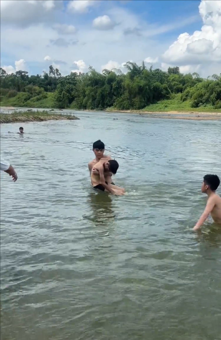 河中托起溺水学生,广东00后小伙救人后报名参军 河中托起溺水学生,广东00后小伙救人后报名参军