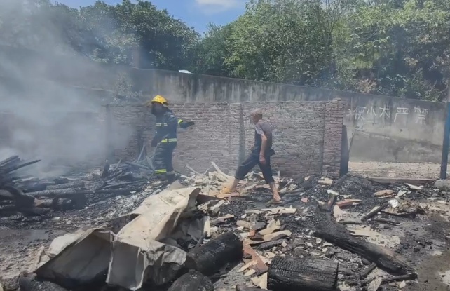 现金54w+、黄金30余克、房产证被埋火场!消防在滚烫废墟中找寻 现金54w+、黄金30余克、房产证被埋火场!消防在滚烫废墟中找寻