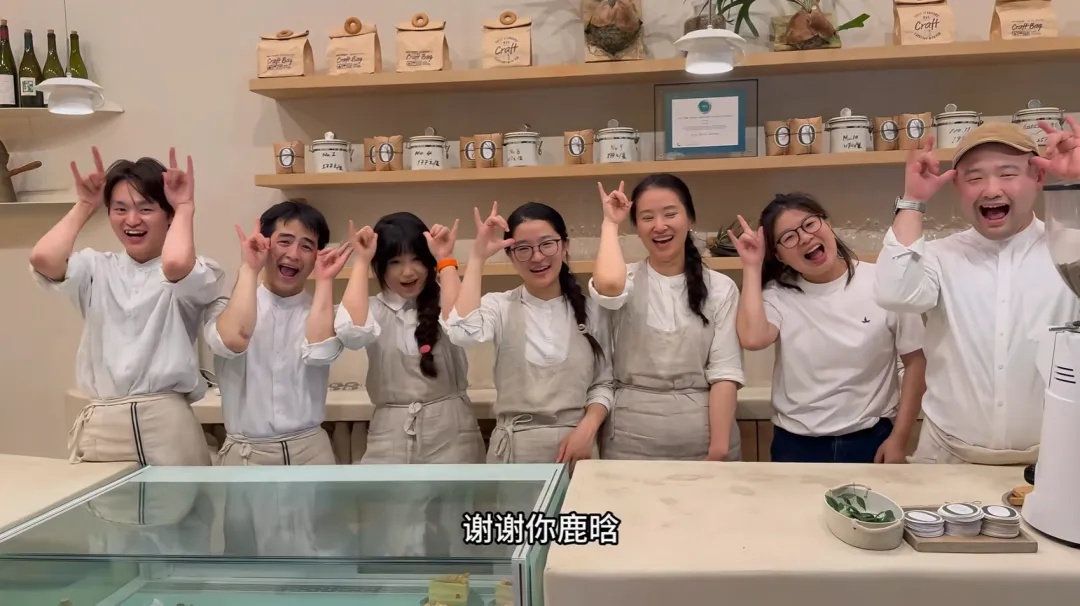 突然爆火！知名男歌手一到上海就直奔这里！很多人看后眼角泛红...