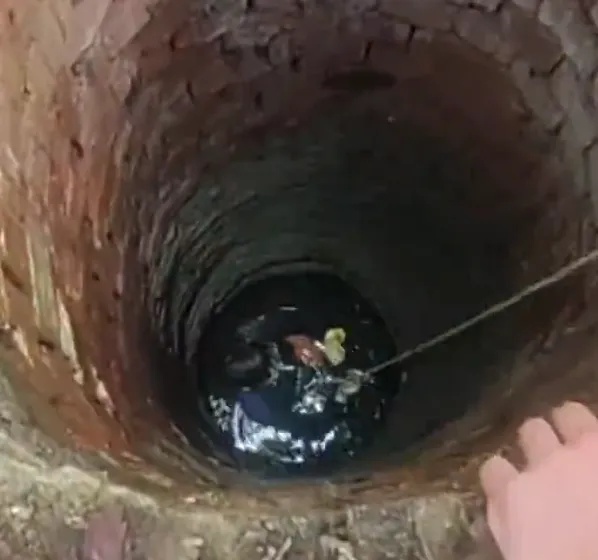 12岁男孩掉进小区窨井身亡,事发地距物业中心约5米…… 12岁男孩掉进小区窨井身亡,事发地距物业中心约5米……