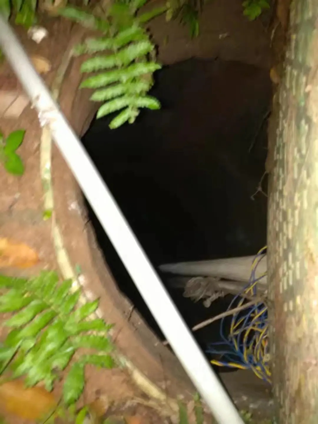 12岁男孩掉进小区窨井身亡,事发地距物业中心约5米…… 12岁男孩掉进小区窨井身亡,事发地距物业中心约5米……