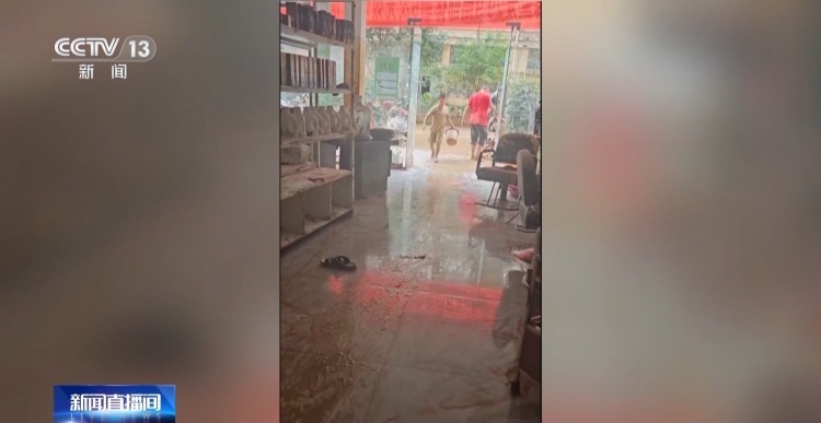 小小的身体大大的能量!贵州榕江8岁小球迷街头清淤 小小的身体大大的能量!贵州榕江8岁小球迷街头清淤