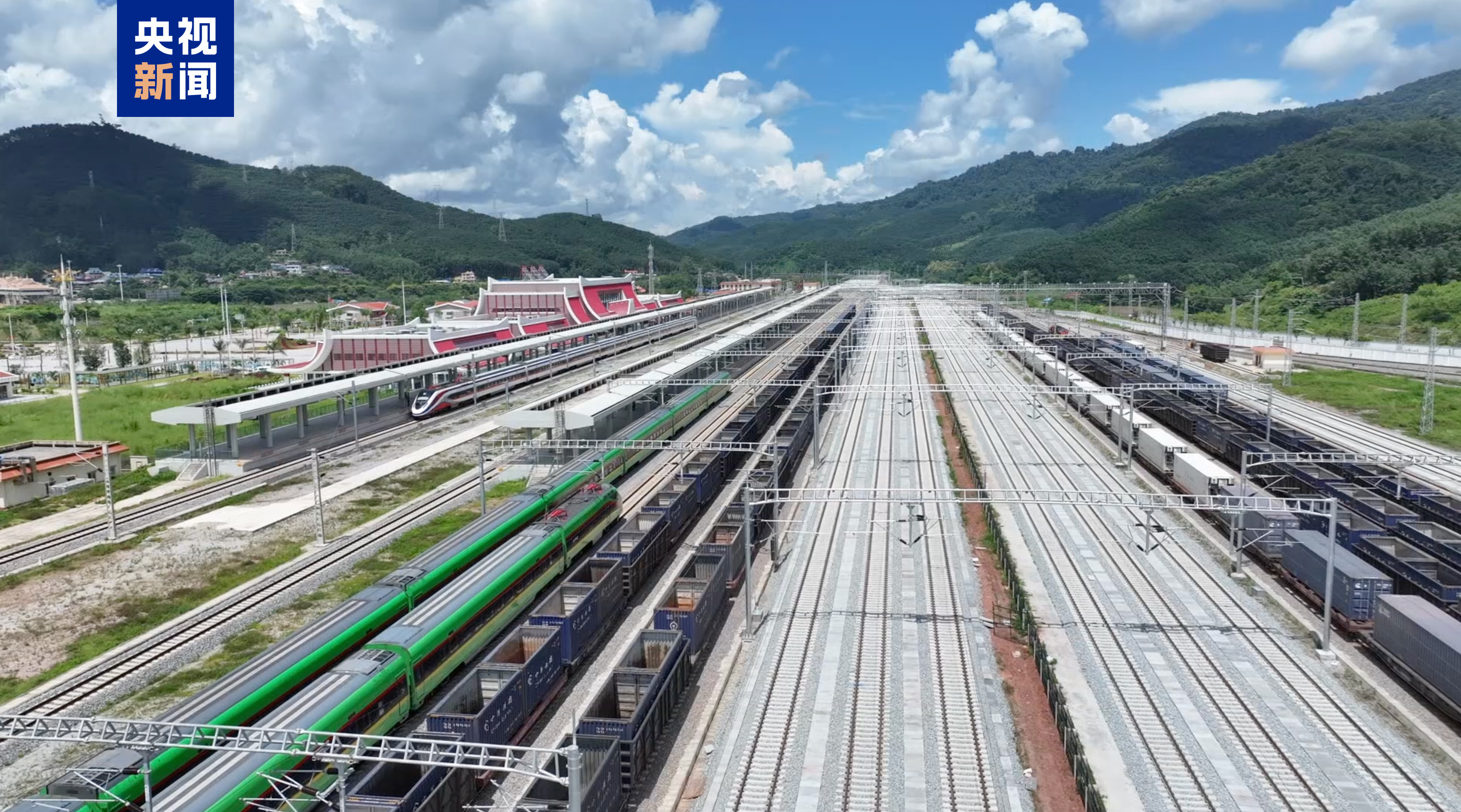 免签通关更便利 中老铁路签发首枚贴纸式临时入境许可 免签通关更便利 中老铁路签发首枚贴纸式临时入境许可