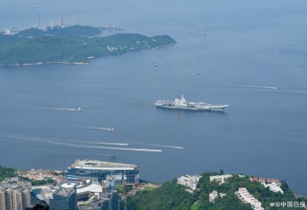 激动！香港市民一早登上观景台围观山东舰到港