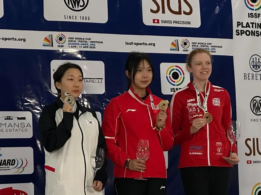 18岁小将王子菲登顶女子10米气步枪世界第一,4月曾破世界纪录 18岁小将王子菲登顶女子10米气步枪世界第一,4月曾破世界纪录