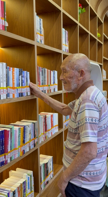 冲上热搜!南昌93岁老人每天都在孺子书房看书 冲上热搜!南昌93岁老人每天都在孺子书房看书