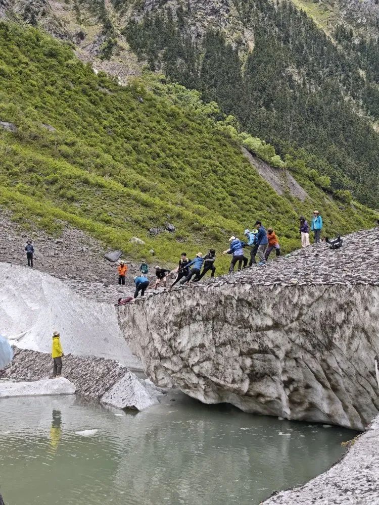 云南雨崩景区冰湖冰盖突发崩塌两游客坠落，景区回应：事发地为未开发区域