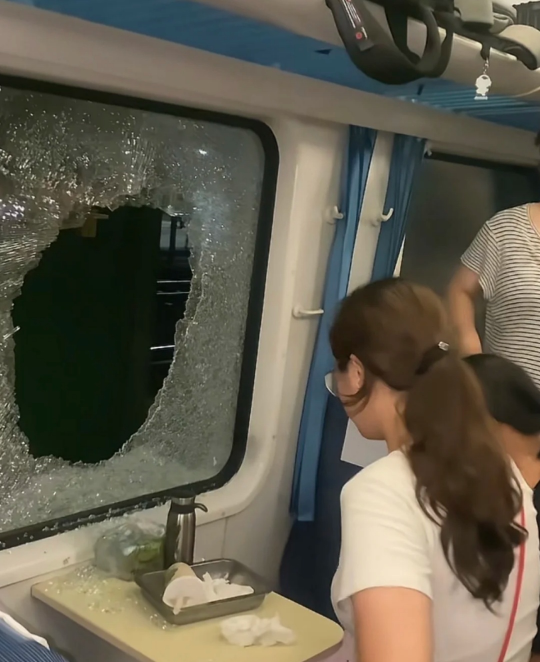 一旅客列车浙江境内脱线！铁路部门深夜致歉，官方通报