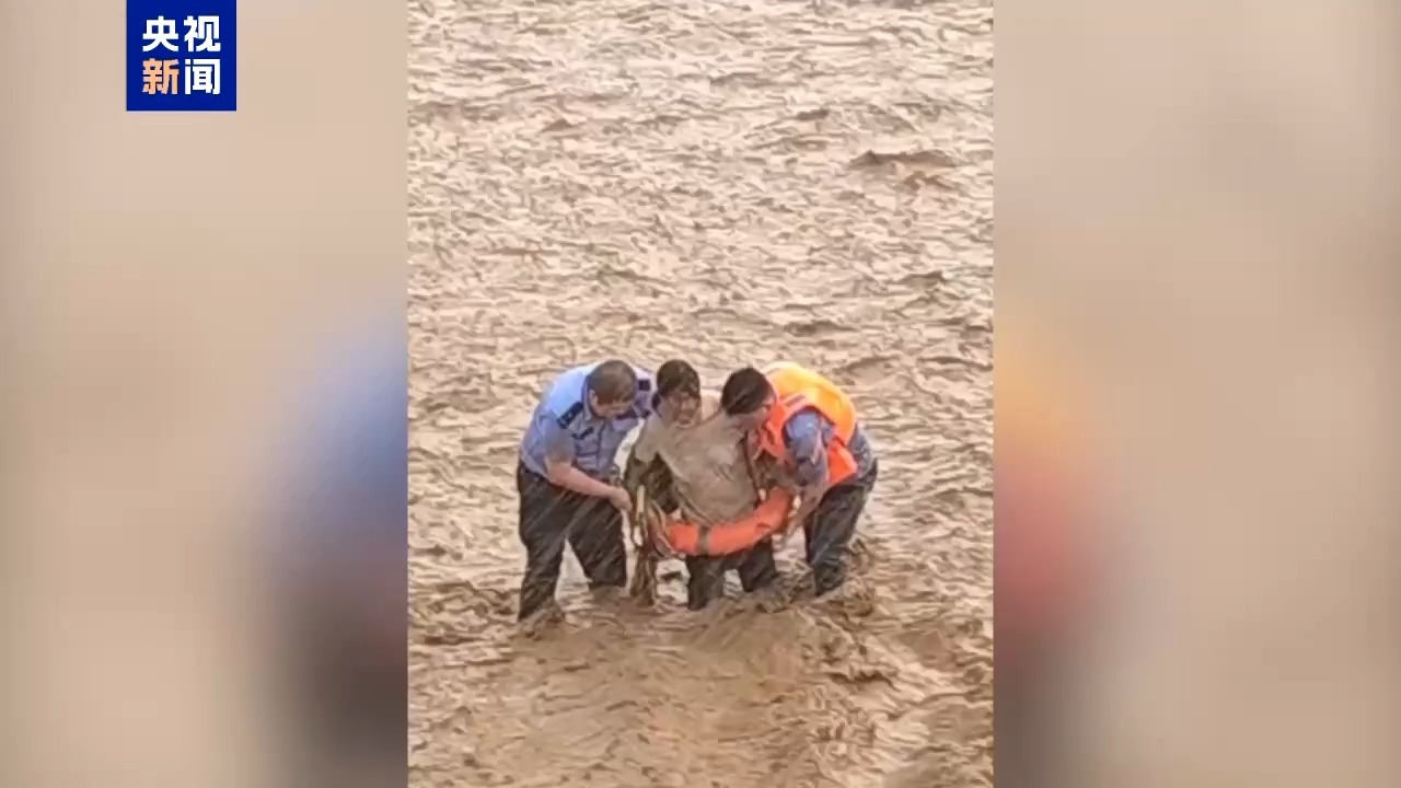 “我重,我去!”突降暴雨女子被困河中 生死瞬间民警紧急救援 “我重,我去!”突降暴雨女子被困河中 生死瞬间民警紧急救援