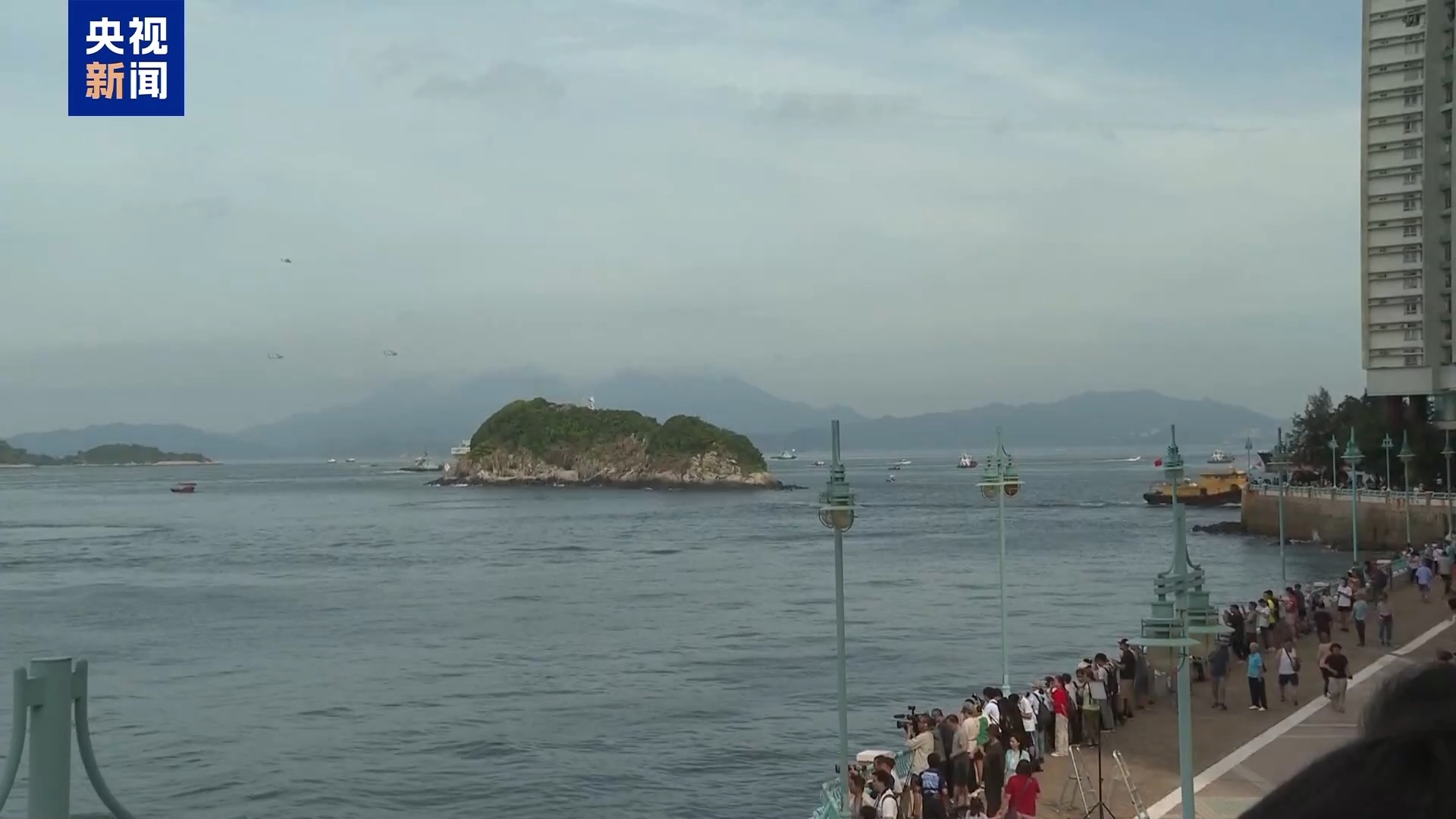 香港“海陆空”全方位欢迎山东舰航母编队抵港