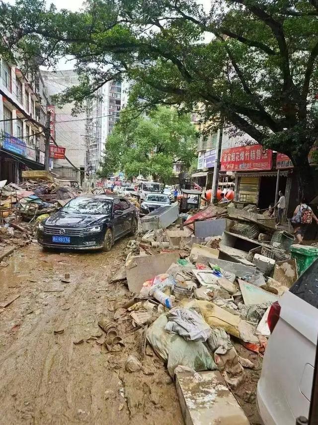 1700多斤、跨越近千公里的西瓜,“甜”了所有人的心! 1700多斤、跨越近千公里的西瓜,“甜”了所有人的心!