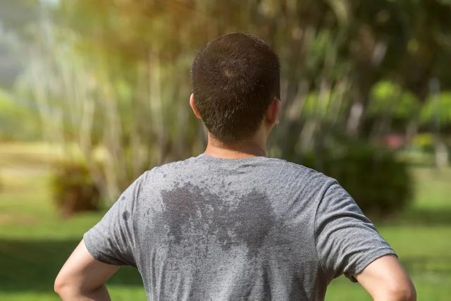 一动就出汗的人，是身体虚？可能得排查一下这4种病！