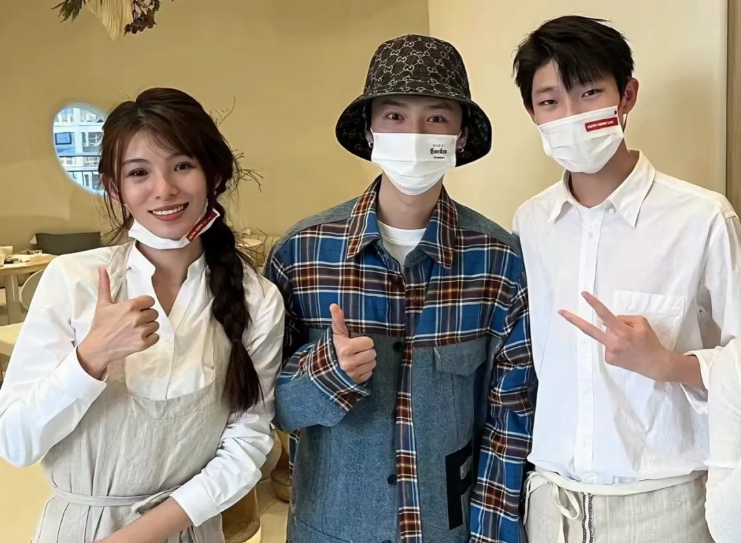 突然爆火！知名男歌手一到上海就直奔这里！很多人看后眼角泛红...