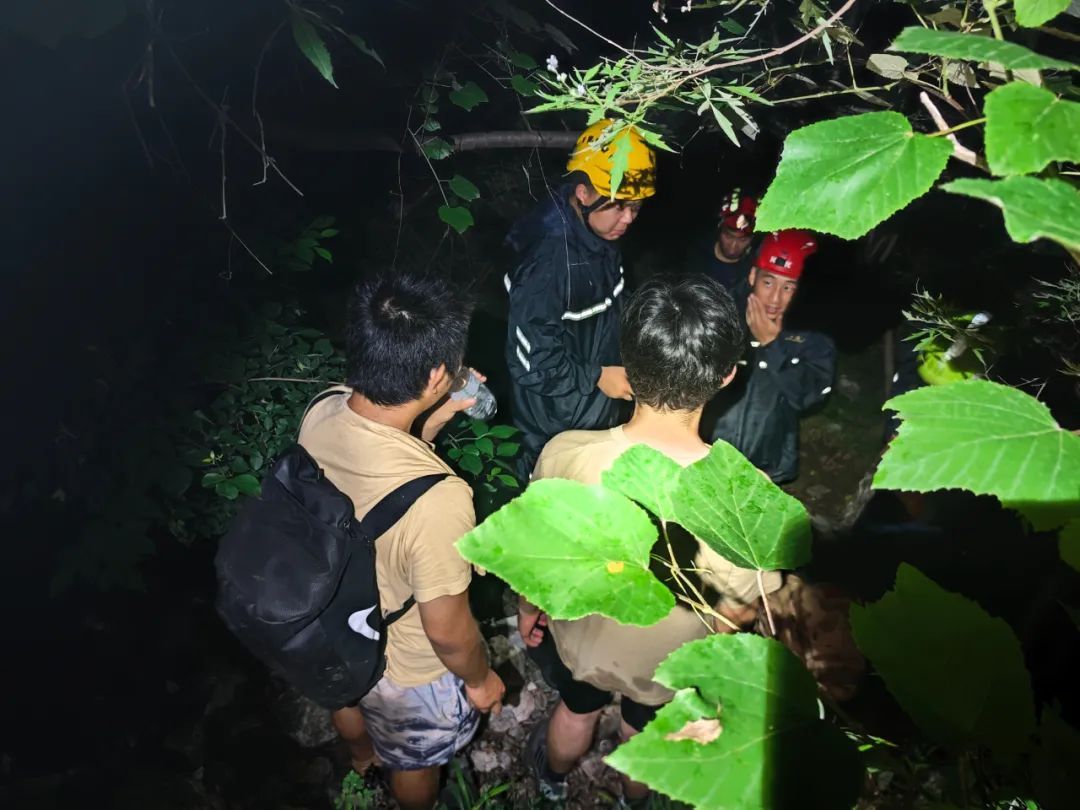 两名学生爬野长城体力不支,北京消防员护送下山 两名学生爬野长城体力不支,北京消防员护送下山